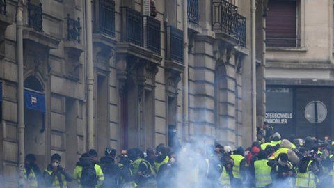 Miles de policías se desplazaron desde temprano en París.