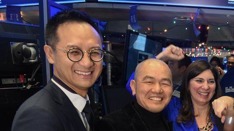 Ejecutivos de Tencent Music celebran el ingreso de la firma en la Bolsa de Nueva York.