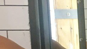 Kirby probándose un vestido negro.