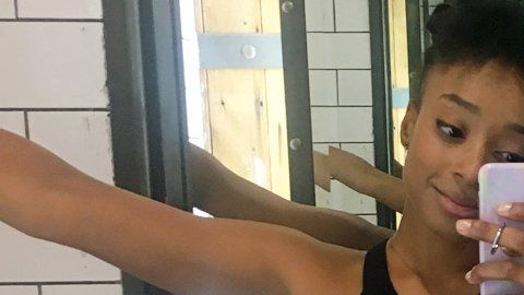 Kirby probándose un vestido negro.