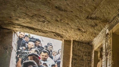 Los periodistas pudieron ingresar a la tumba.