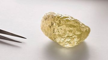 El diamante amarillo de 552 quilates fue encontrado en Canadá.