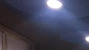 Martha, de 17 años y Erika, de 12 años, programan un robot.