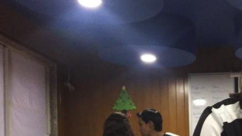 Martha, de 17 años y Erika, de 12 años, programan un robot.