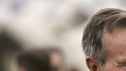 George HW Bush mantuvo su identidad secreta durante diez años.