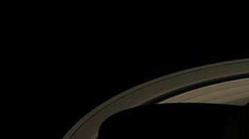 La gravedad de Saturno arrastra los anillos hacia el planeta.