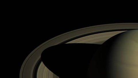 La gravedad de Saturno arrastra los anillos hacia el planeta.