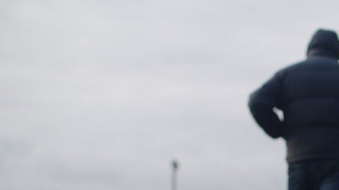 Este hombre asegura que sufrió abusos por parte de su excompañera.