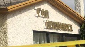 Los padres de Ximena tras identificar su cuerpo en la fosa común.