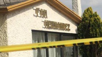 Los padres de Ximena tras identificar su cuerpo en la fosa común.