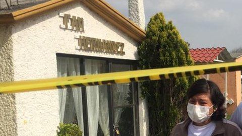 Los padres de Ximena tras identificar su cuerpo en la fosa común.