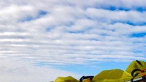 La cuenta de Instagram de Colin O'Brady muestra una fotografía diaria de sus tareas, como por ejemplo asegurar la tienda de campaña cada noche.