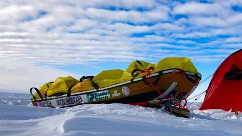 La cuenta de Instagram de Colin O'Brady muestra una fotografía diaria de sus tareas, como por ejemplo asegurar la tienda de campaña cada noche.