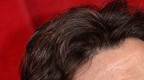 El actor Stephen McGann se obstina cuando le insisten para que beba.