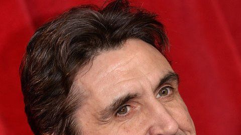 El actor Stephen McGann se obstina cuando le insisten para que beba.