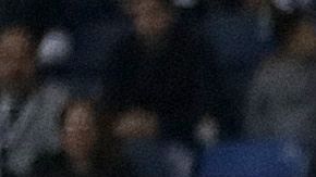 Juan Pablo Carrizo (centro) de Rayados de Monterrey controla el balón ante Tuzos de Pachuca.