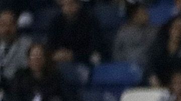 Juan Pablo Carrizo (centro) de Rayados de Monterrey controla el balón ante Tuzos de Pachuca.