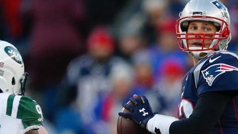 Brady da a los Patriots descanso en la primera ronda final.