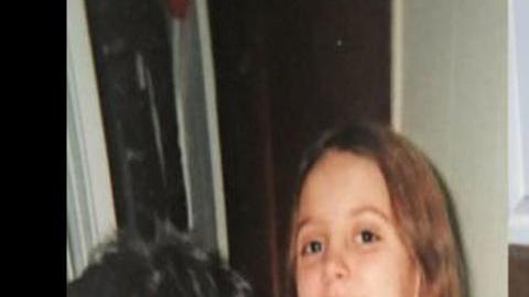 Nicole junto con su mascota, cuando era chica y hoy.