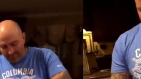 Un usuario de Twitter compartió el video del momento en que le entrega a su padrastro los papeles de adopción.