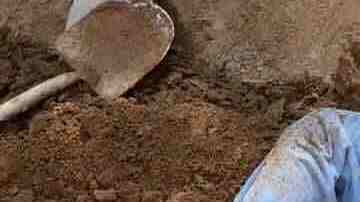 Hombre cavando un túnel.