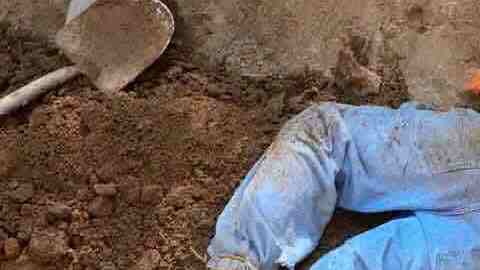 Hombre cavando un túnel.