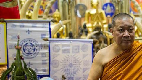 Phra Prommangkalachan vende amuletos similares a los que bendijo a Leicester City.