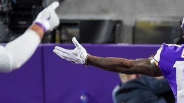 El receptor de los Minnesota Vikings Stefon Diggs celebra su anotación frente a New Orleans Saints