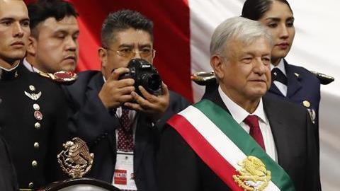 Andrés Manuel López Obrador, presidente de México con su antecesor. Enrique Peña Nieto.