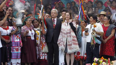 AMLO, junto a su esposa, recibe el Bastón de Mando.