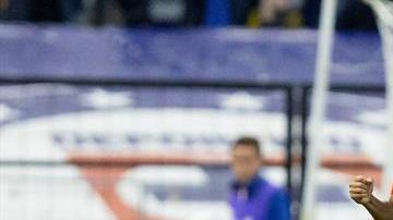 El jugador de Cruz Azul, Elías Hernández, celebra una anotación ante Querétaro en el estadio Azteca.