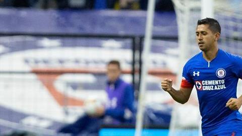El jugador de Cruz Azul, Elías Hernández, celebra una anotación ante Querétaro en el estadio Azteca.