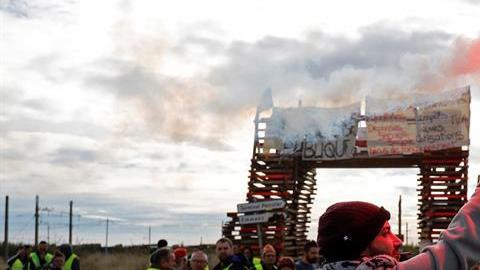 Francia vive una crisis de protestas por el alza en el precio de la gasolina