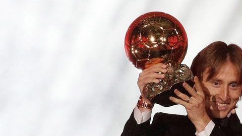 El jugador croata del Real Madrid Luka Modric con su trofeo del Balón de Oro.