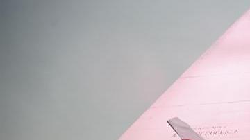 Aficionados celebran en el Obelisco de Buenos Aires la victoria de River Plate en la Copa Libertadores.