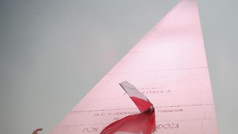 Aficionados celebran en el Obelisco de Buenos Aires la victoria de River Plate en la Copa Libertadores.