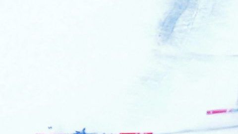 El esquiador suizo Marc Gisin en su lamentable caida durante el FIS Alpine Skiing World Cup en Gardena, Italia.