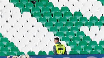 Miles de peluches fueron arrojados a la cancha del estadio Benito Villamarín