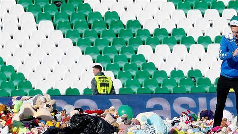 Miles de peluches fueron arrojados a la cancha del estadio Benito Villamarín