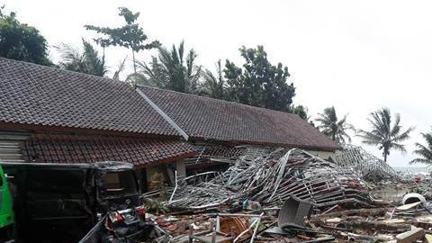 Devastación por tsunami en Indonesia.