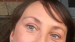 Dawn Cheetham con su pareja.