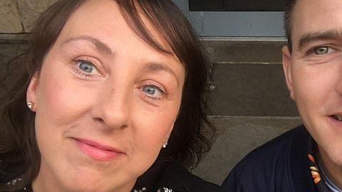 Dawn Cheetham con su pareja.