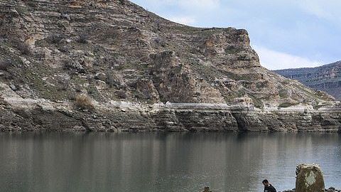 Un pueblo oculto bajo el agua queda al descubierto.