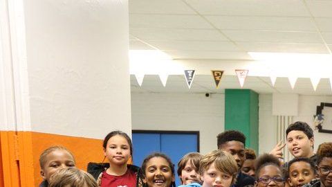 Obama al centro, en su visita a los niños, como Santa Claus.