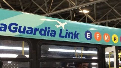 El aeropuerto LaGuardia reanuda operaciones tras explosión en Queens.