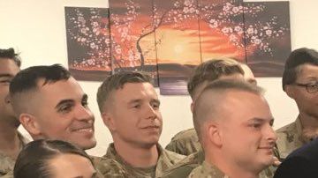 La pareja presidencial sorprendió a los soldados.