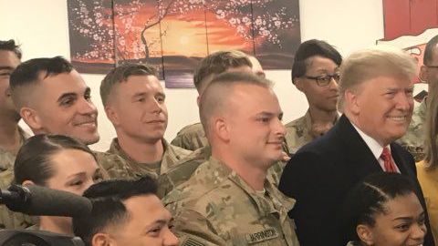 La pareja presidencial sorprendió a los soldados.