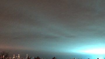 El increíble resplandor en el cielo tras la explosión de una planta en Queens.