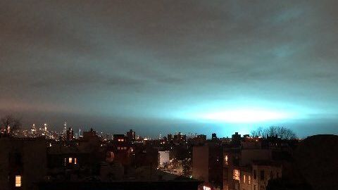 El increíble resplandor en el cielo tras la explosión de una planta en Queens.