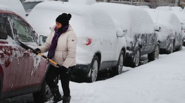 Early Winter Snowstorm Hammers Chicago Area
